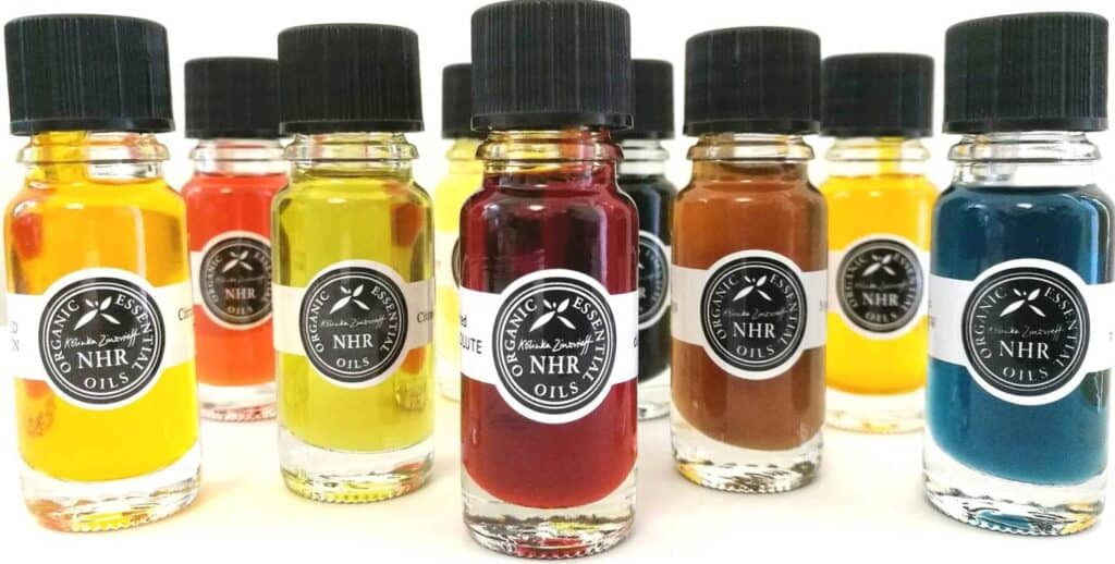 一排 NHR 透明玻璃瓶精油，瓶中顏色各不相同