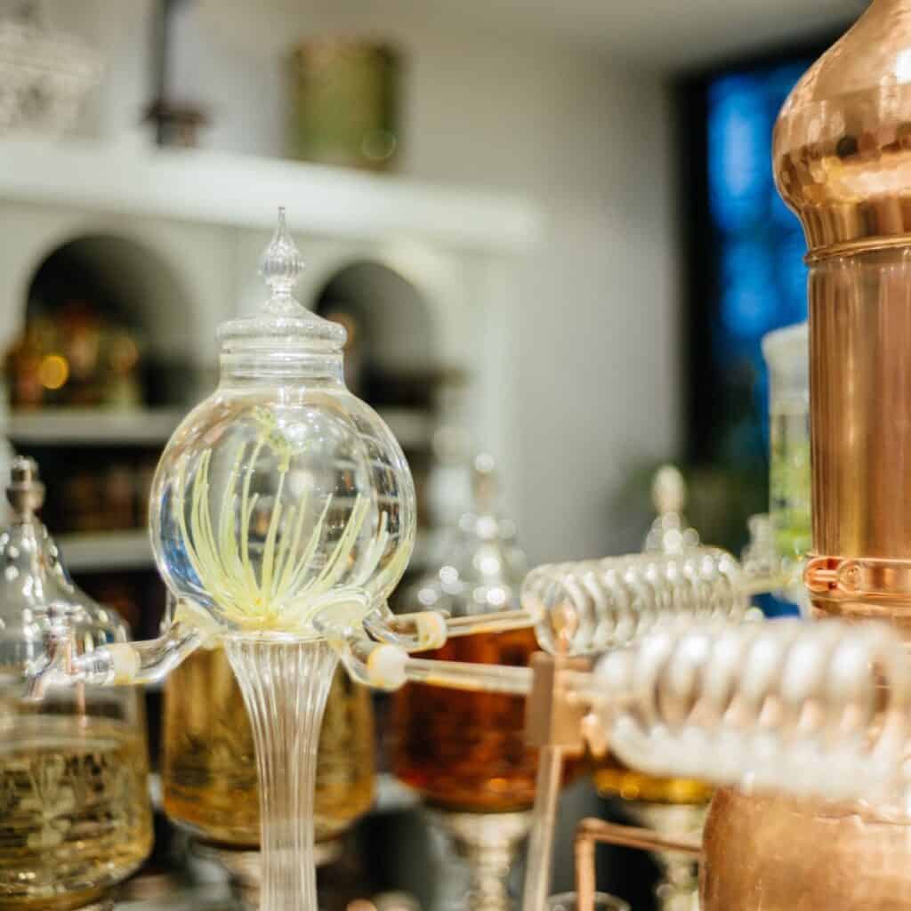 蒸餾室裡的玻璃器皿與銅製蒸餾器