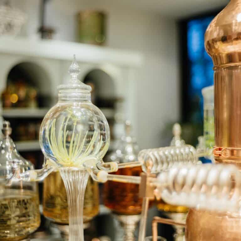 蒸餾室裡的玻璃器皿與銅製蒸餾器